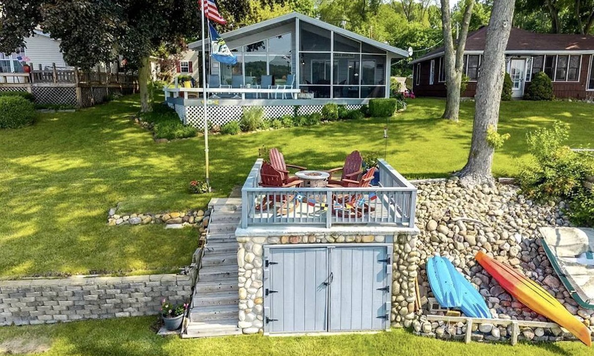 Fremont Cabin | Cozy Lakefront Cabin with Pontoon and Paddleboards Near Fremont, Indiana