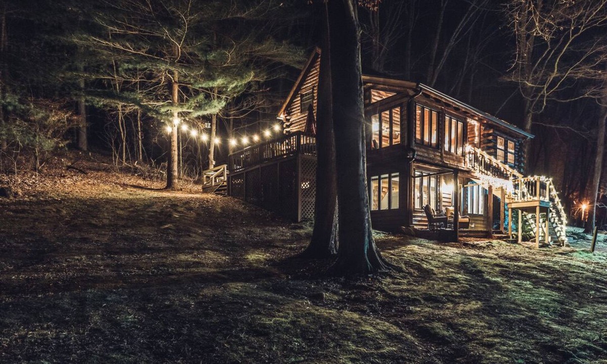 Gnaw Bone Cabin | Cozy Pines Family Retreat Charming Treehouse Private Hot Tub