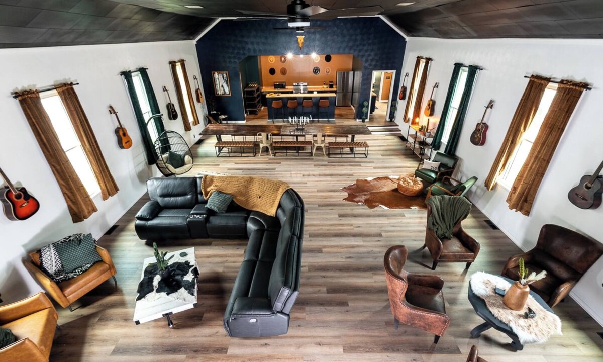 Auburn House | Cozy, spacious retreat in Auburn with game area and large family entertaining