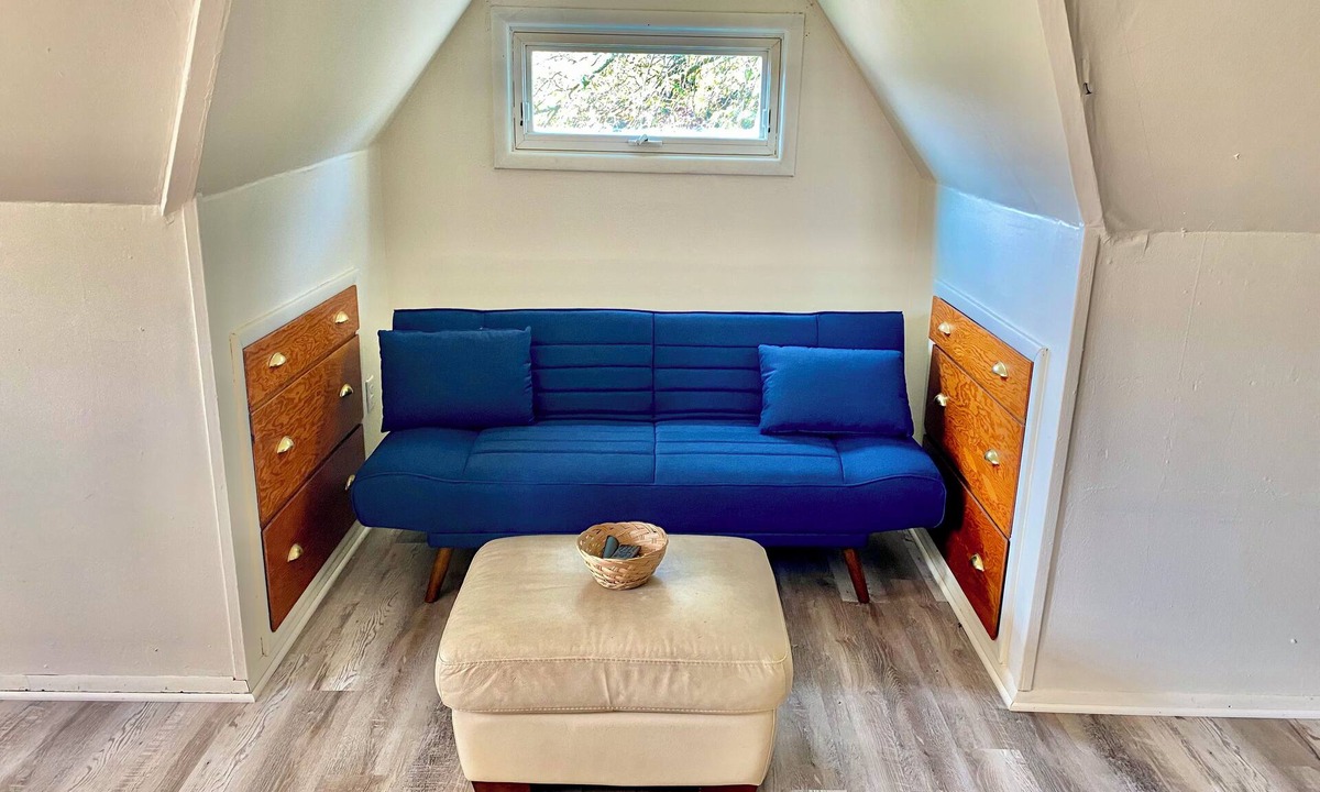 Crown Point Apartment | Crown Point 1 Bedroom Stylish Apartment close to the Square/Downtown