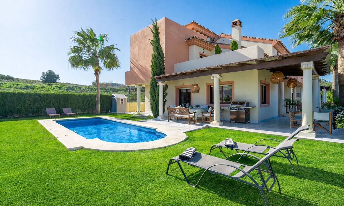 Coin House | Cubo's Casa Los Nebrales & Private Pool Private and communal pool/Air conditioning/Free Wi-Fi