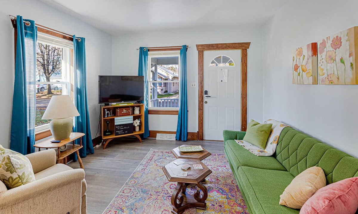 Jackson House | *cute city bungalow, close to downtown, hospital and dogs welcome*