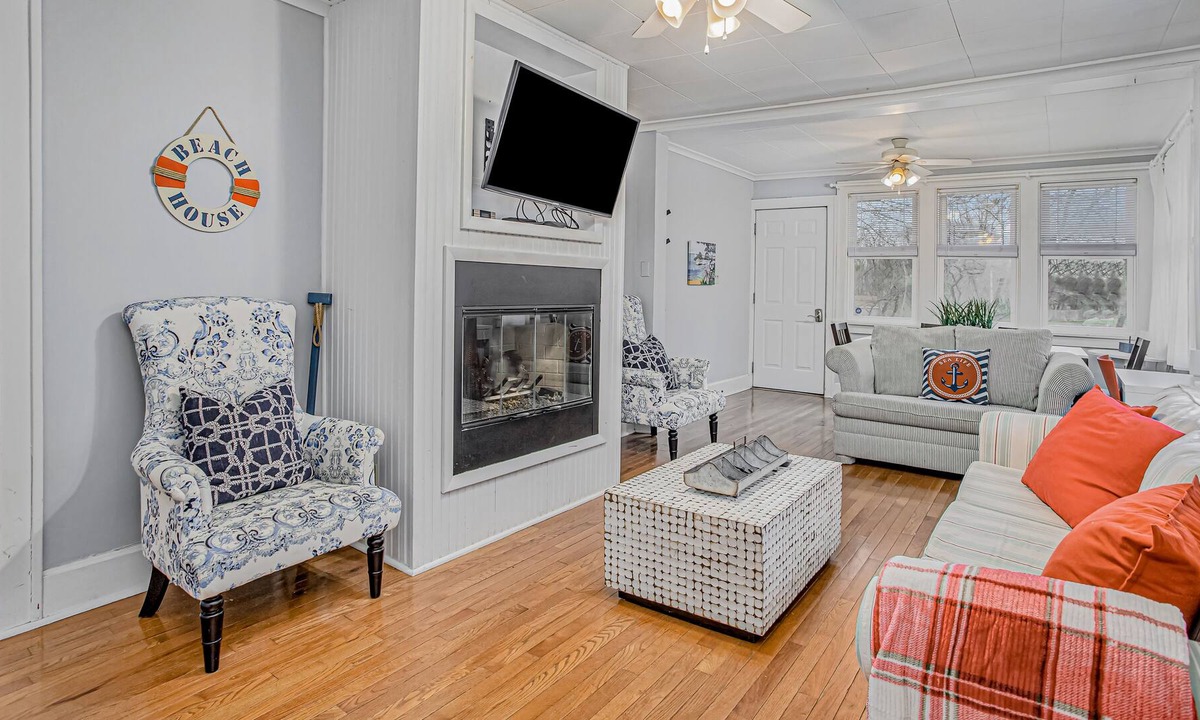 New Buffalo House | Cute cottage near beach & marina with high-speed WiFi, central AC & washer/dryer