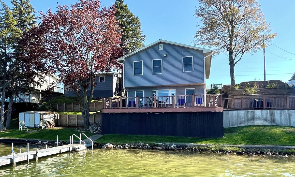 Palo House | Derby Dreams lake house - private lake frontage!