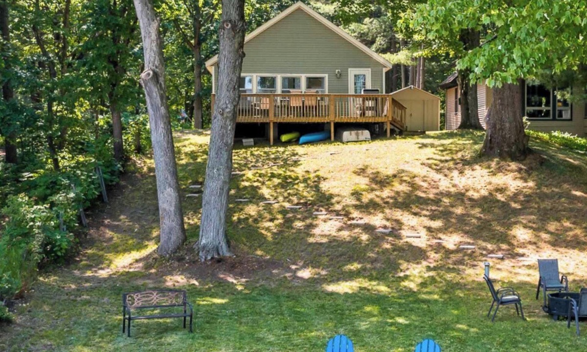 Pullman House | Dog-Friendly Idyllic Lakefront Home