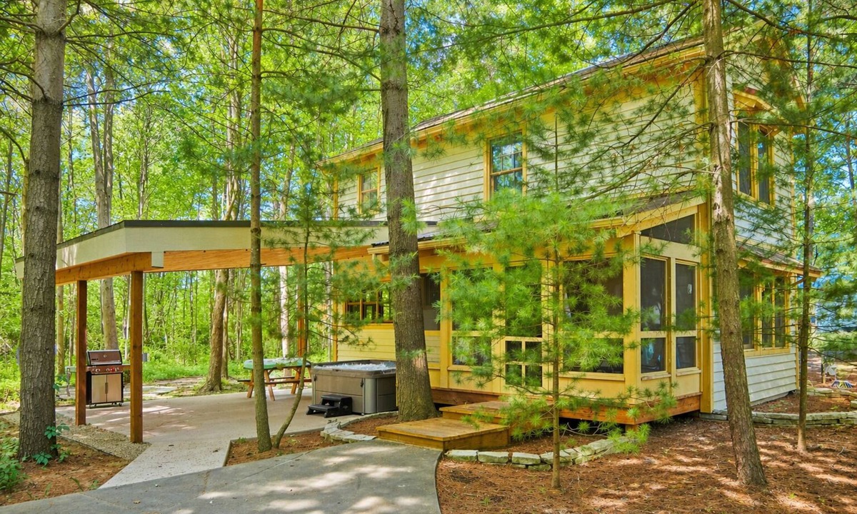 Fennville House | Dollybrook 1: Dreamy Den | Hot Tub & Pool