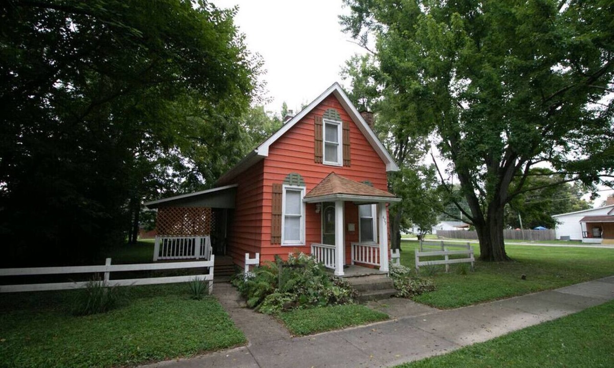Wabash House | Downtown 2 Bedroom Cottage, Sleeps 6, Walking Distance to Honeywell, Downtown Restaurants, Shopping