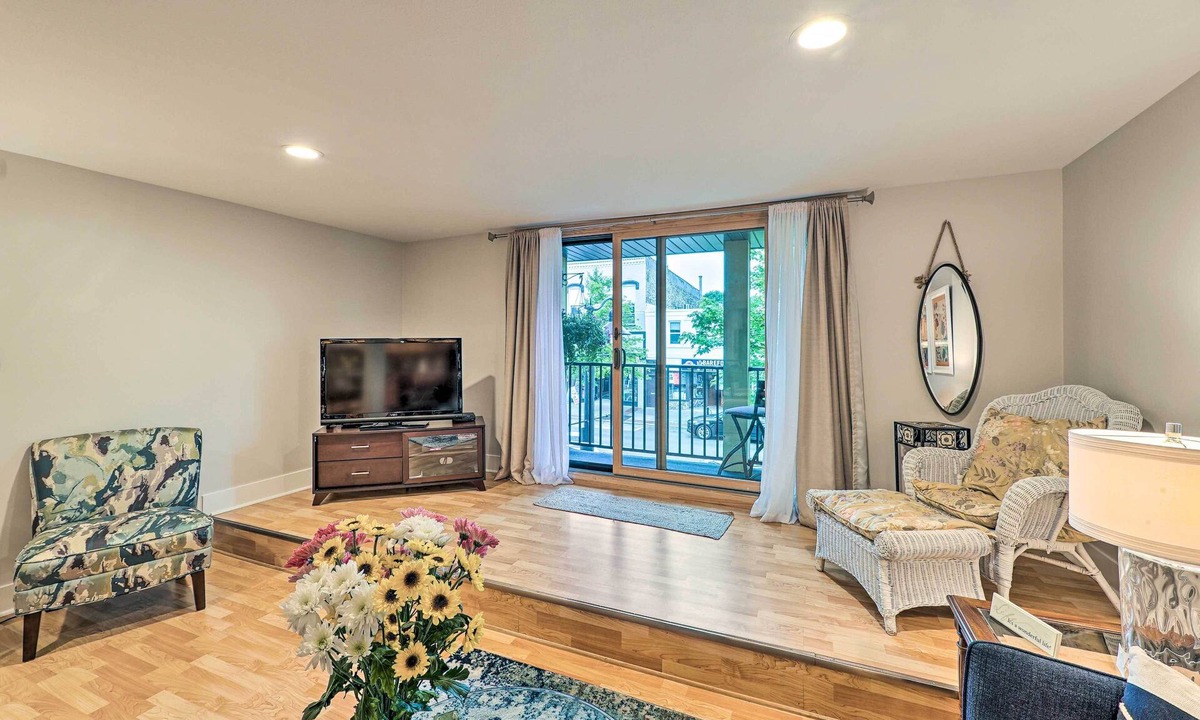 Grand Haven Apartment | Downtown Grand Haven Apt < 1 Mi to Lake Michigan