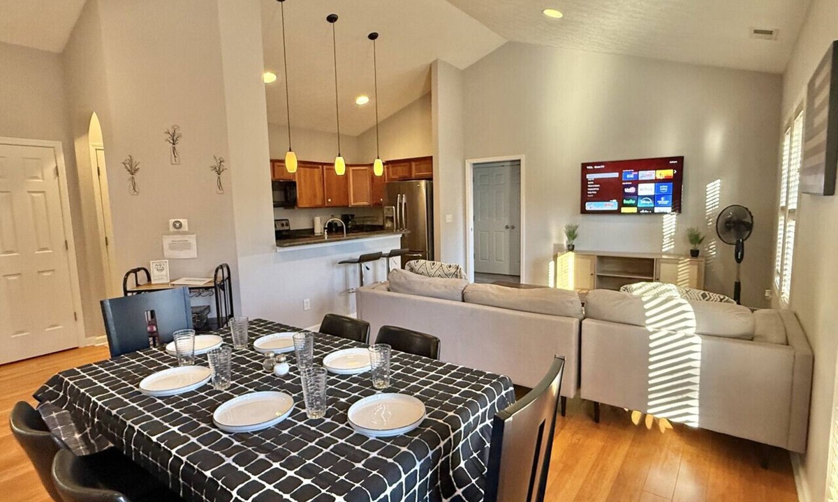 Kennedy King House | Downtown~King Bed~Parking~Balcony~Restaurants~Bars