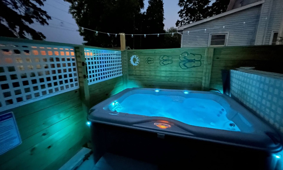 Lakeside House | Downtown Lakeside in Muskegon-by local businesses,10 min to beach, Htub seasonal