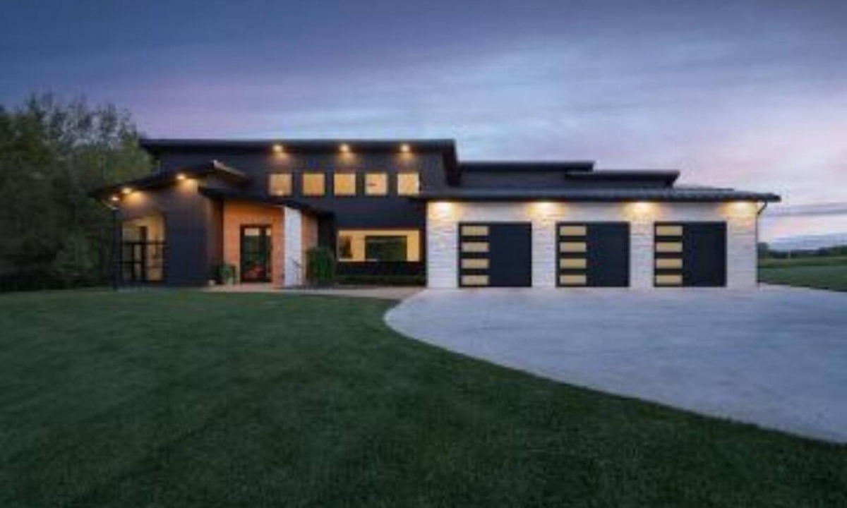 Saugatuck House | Dragonfly Retreat hot tub, sauna, 6 beds, 3 bath, large yard 3 min from Downtown