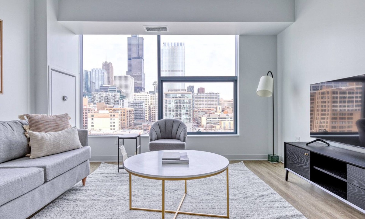 West Loop Apartment | Dreamy West Loop 2BR w/Gym & Pool in heart of Greektown, by Blueground