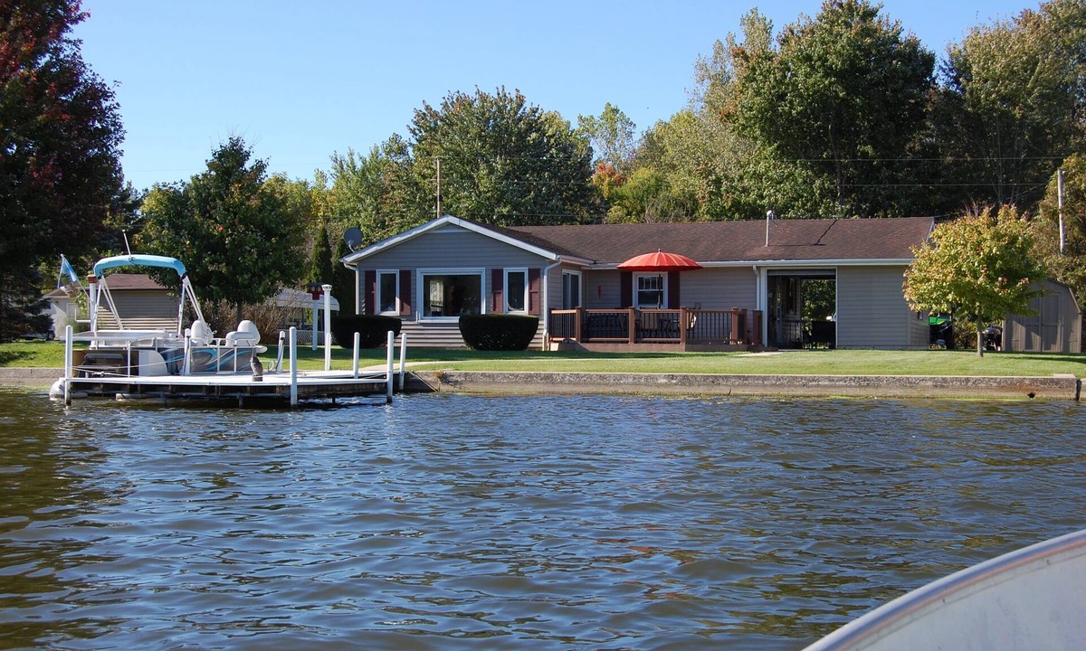 Silver Lake House | Eagle's View Indiana waterfront home on a premier fishing lake pontoon included!