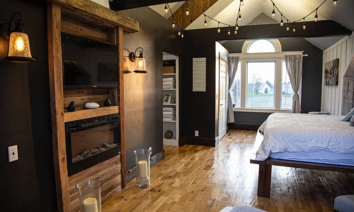 Berrien Springs House | Ease you mind from the stresses, with the lake and vineyards just niles away.