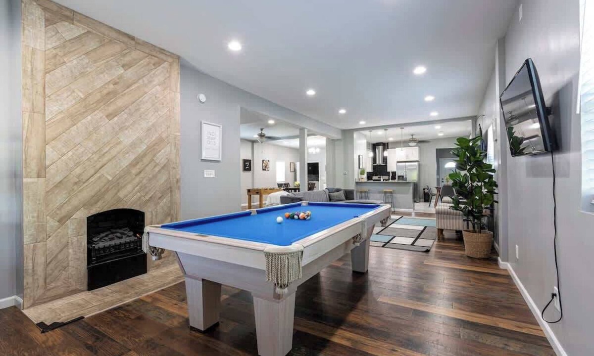 Indianapolis House | Eclectic & Spacious 6BR w/Pool Table & Foosball