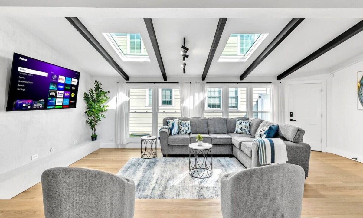 Elmhurst House | Elmhurst 4BR Home with Pool | Mid-Term Ready