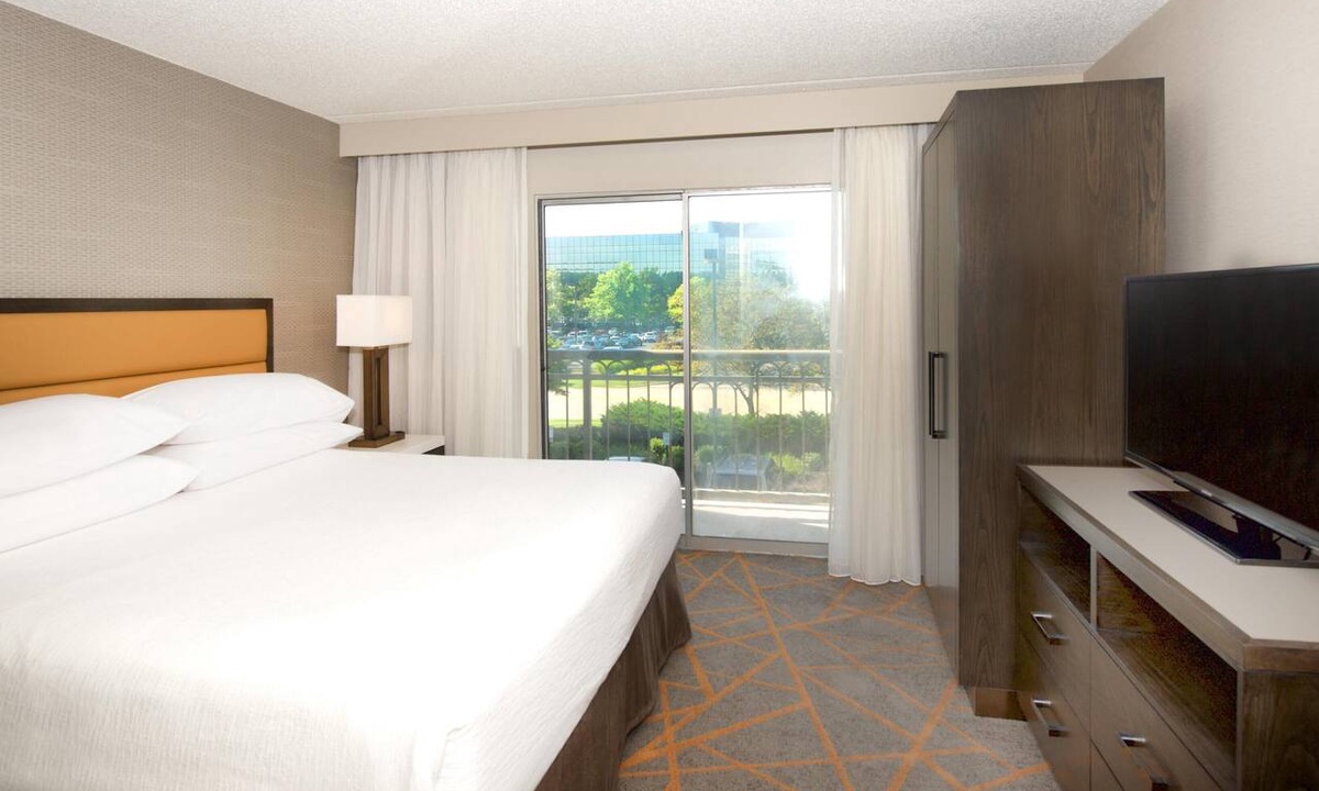 Blue Ash Hotel | Embassy Suites by Hilton Cincinnati Northeast Blue Ash