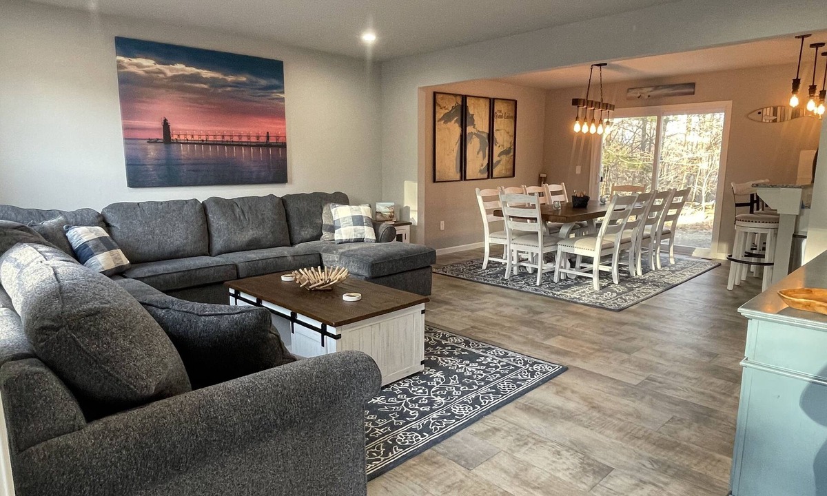 South Haven House | Endless Adventures! Huge Firepit, Pool Table, Sleeps 12, Close to Everything!