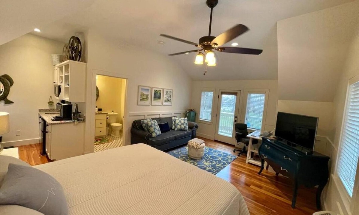 Winona Lake Apartment | Entire Guest House 3 bedrooms & 3 baths