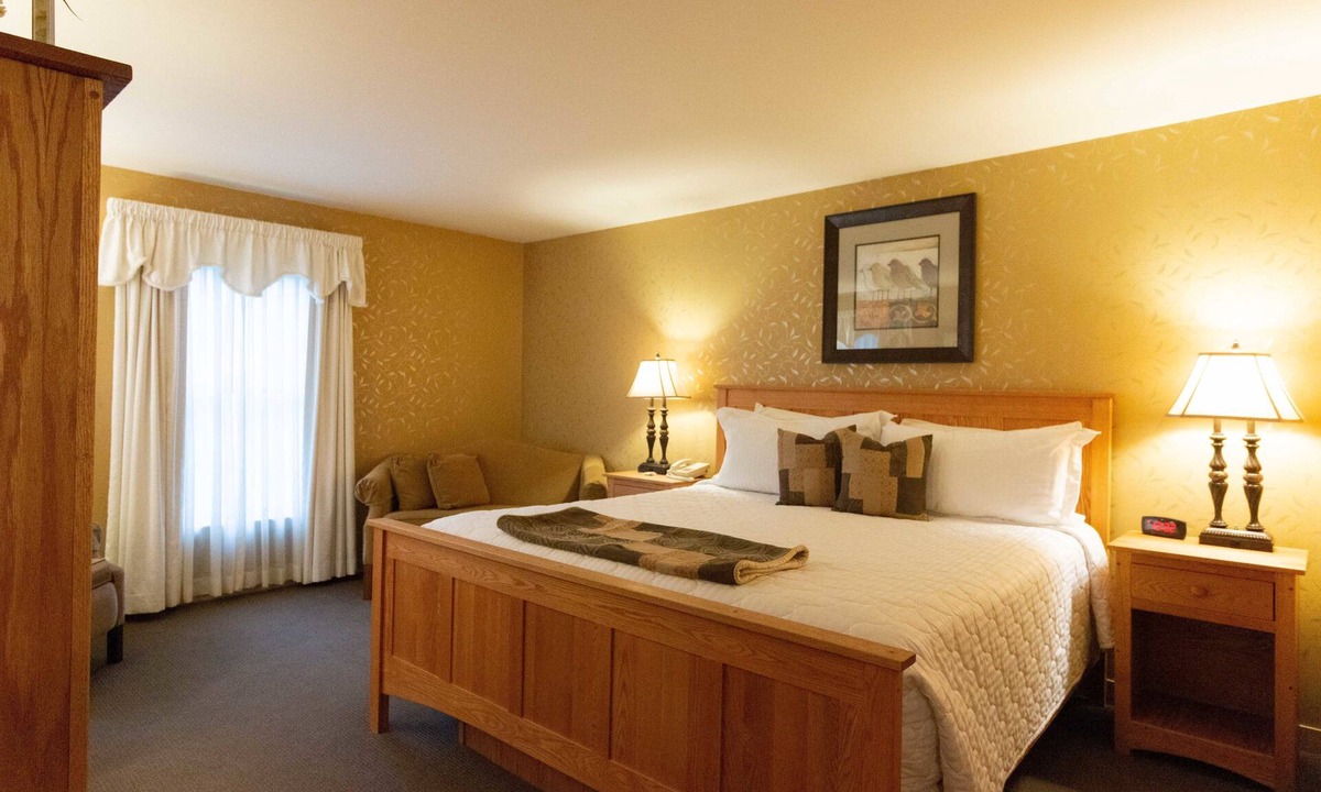 Middlebury Hotel | Essenhaus Inn & Conference Center