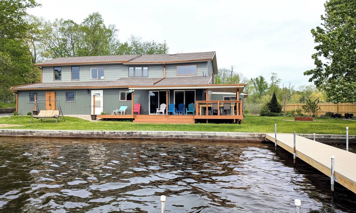 Hastings House | Family lake house with private dock, kayaks & yard