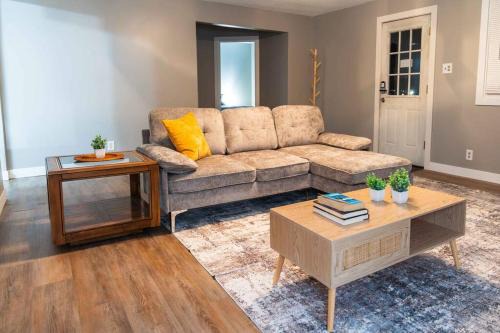 Hillsdale House | Family-Owned 3 Bedroom with all Amenities including Coffee Machine, Parking, Fast WiFi
