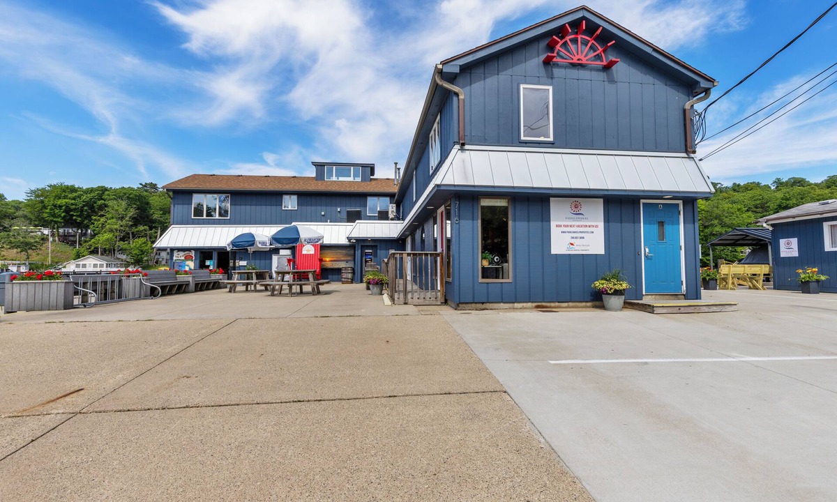 Saugatuck Apartment | Fantastic Downtown One Bedroom Condo Along The Kalamazoo River! Convenient Location With A View!