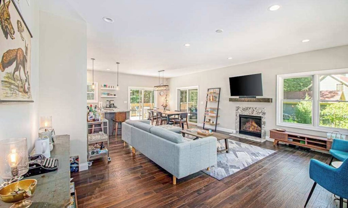 Lakeside House | Fantastic family home near the lake with WiFi and large deck