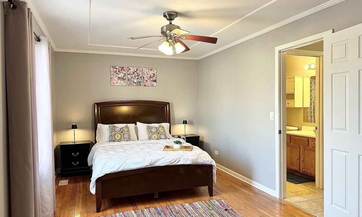 Fox Valley House | Fast Wi-Fi/Comfy beds/Free parking/3bdr house/4TVs