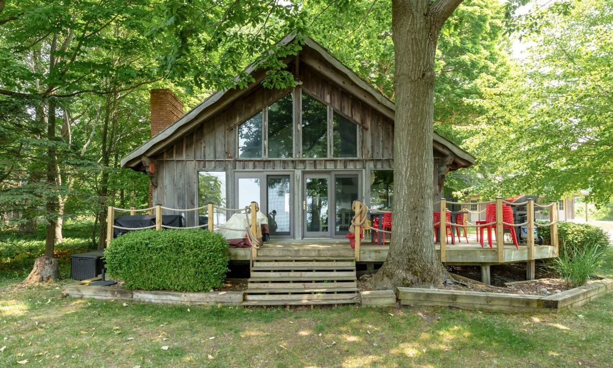 Fennville House | Glenora Bluffs in Glenn: Spacious 5BR home, sleeps 14, near beaches and lakes.