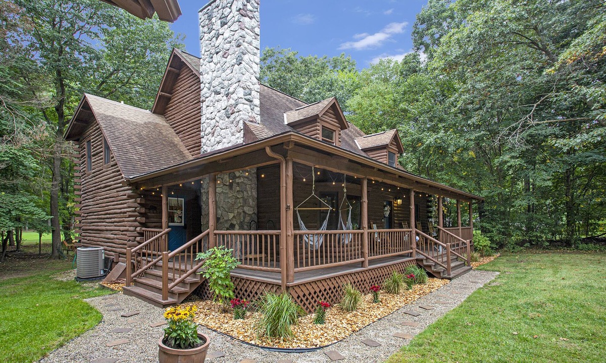 Burnips Cabin | Golf Course Log Cabin with Hot Tub & Movie Theater