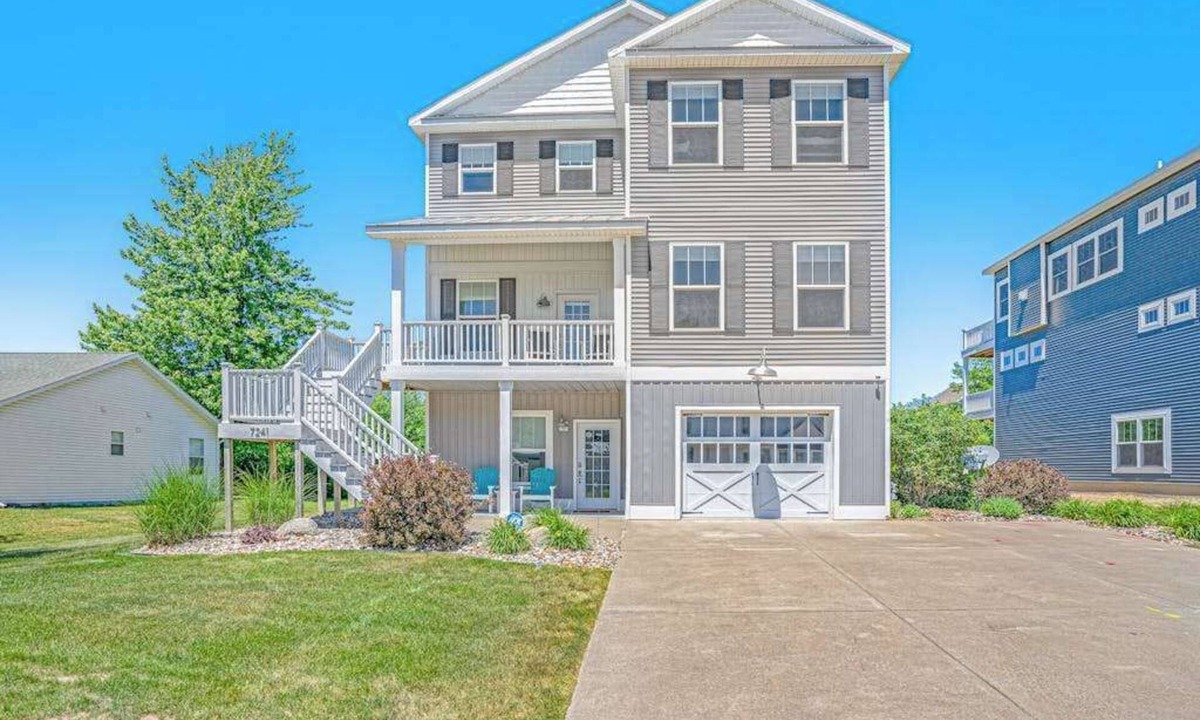 Miami Park House | Gorgeous home w/furnished patio, decks, & open living space - easy beach access