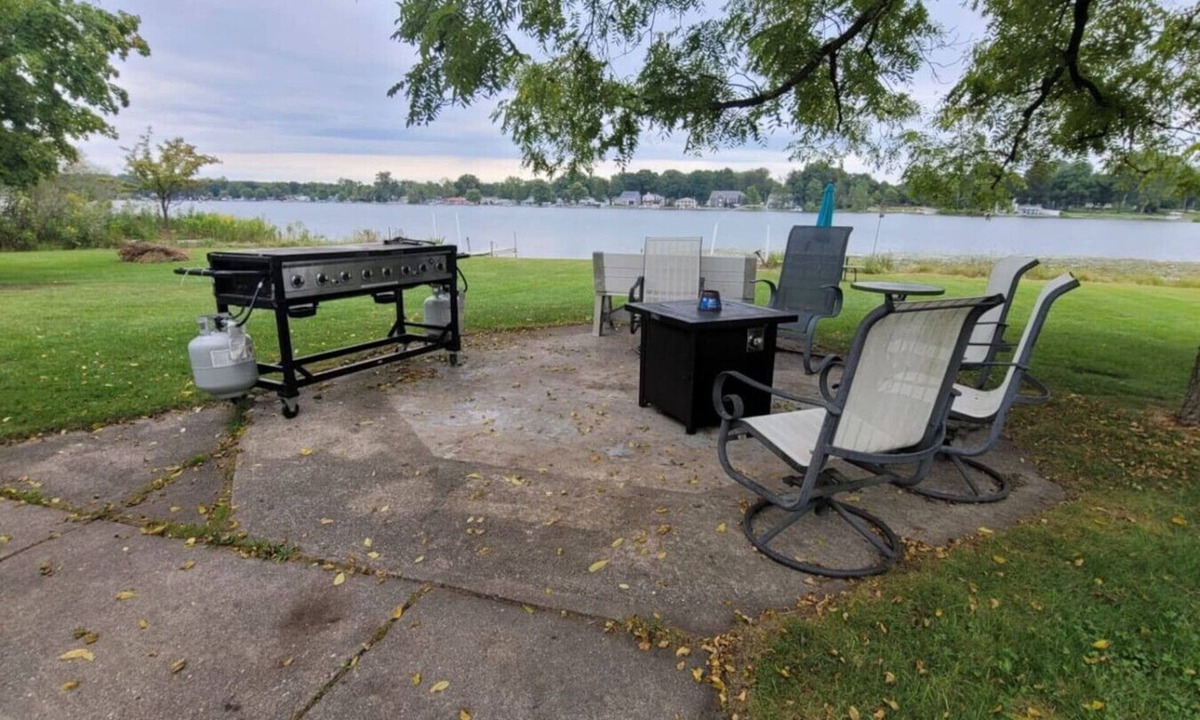 Grand Rapids House | Gr Campau Lake Cottage |Spa, Firepit & Lake Access