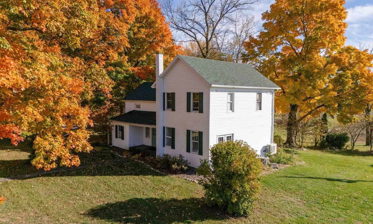 Buchanan House | Grange Hill Farmhouse - unwind in wine country, 15 minutes from Lake Michigan