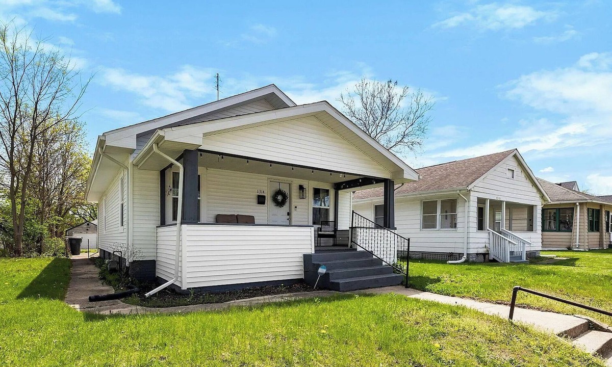 Northeast South Bend House | Great home for Notre Dame events - 4BR 2BA Home Sleeps 12- walk to campus!