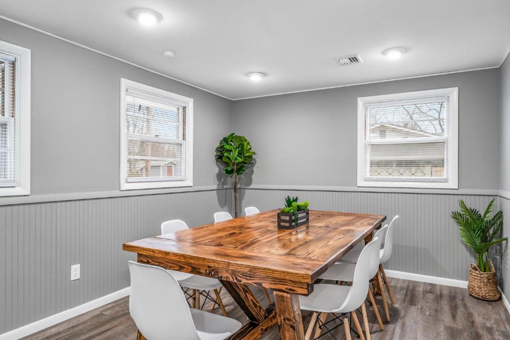 Fort Wayne House | Great Location Entire Home 3BR Fully Stocked Kitchen 70in Roku TV King & Queen Beds Fast Wifi