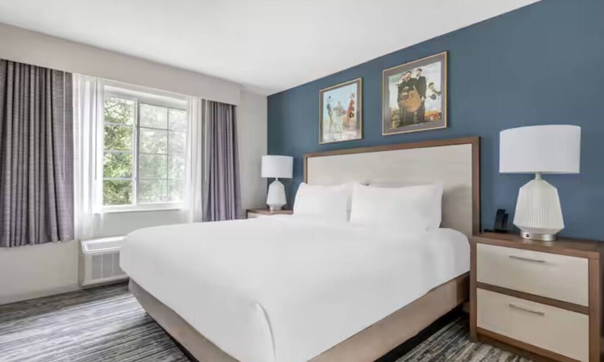 Mishawaka Hotel | Group-Friendly Bedroom Unit Ideal for Exploring Michigan City Area Beaches
