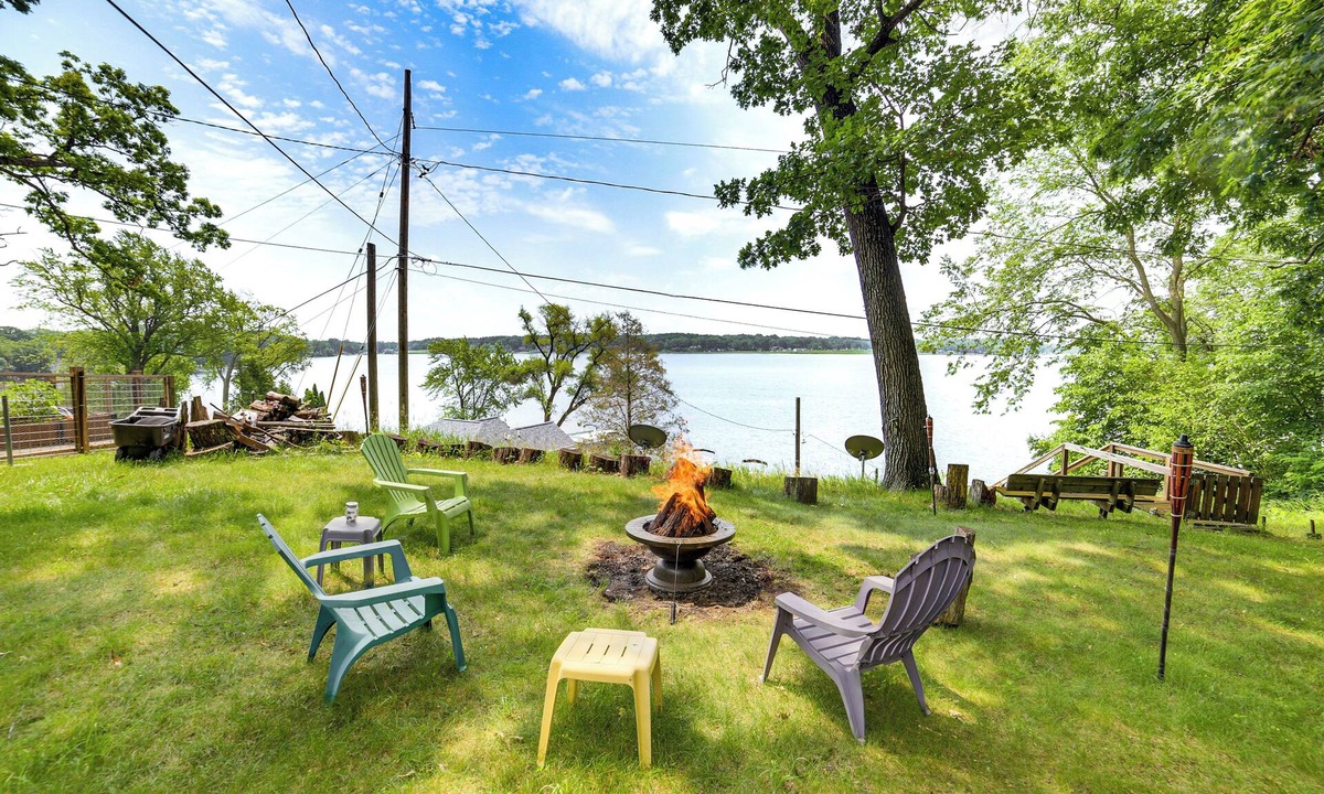 Horton House | Group Retreat on Wolf Lake! Paddle, Fish & BBQ