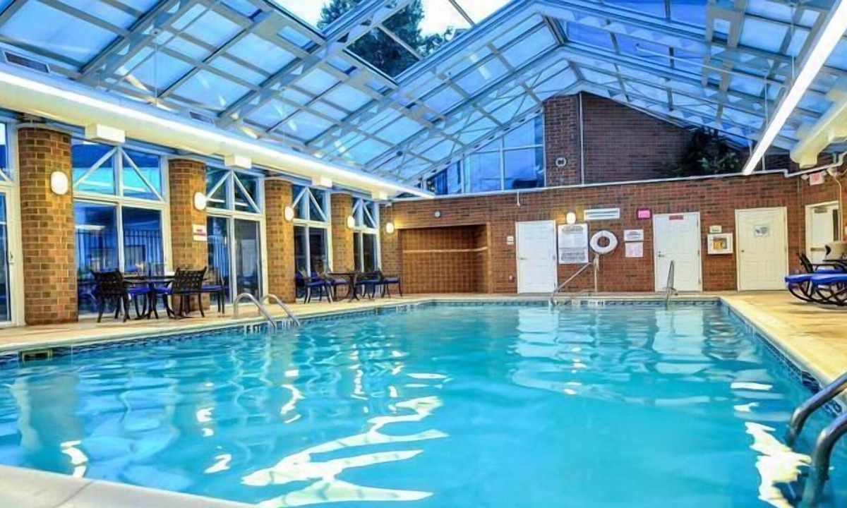 Mishawaka House | Group Vacation! 2 Serene Studios w/Kitchenette, Near Midwest Museum of American Art
