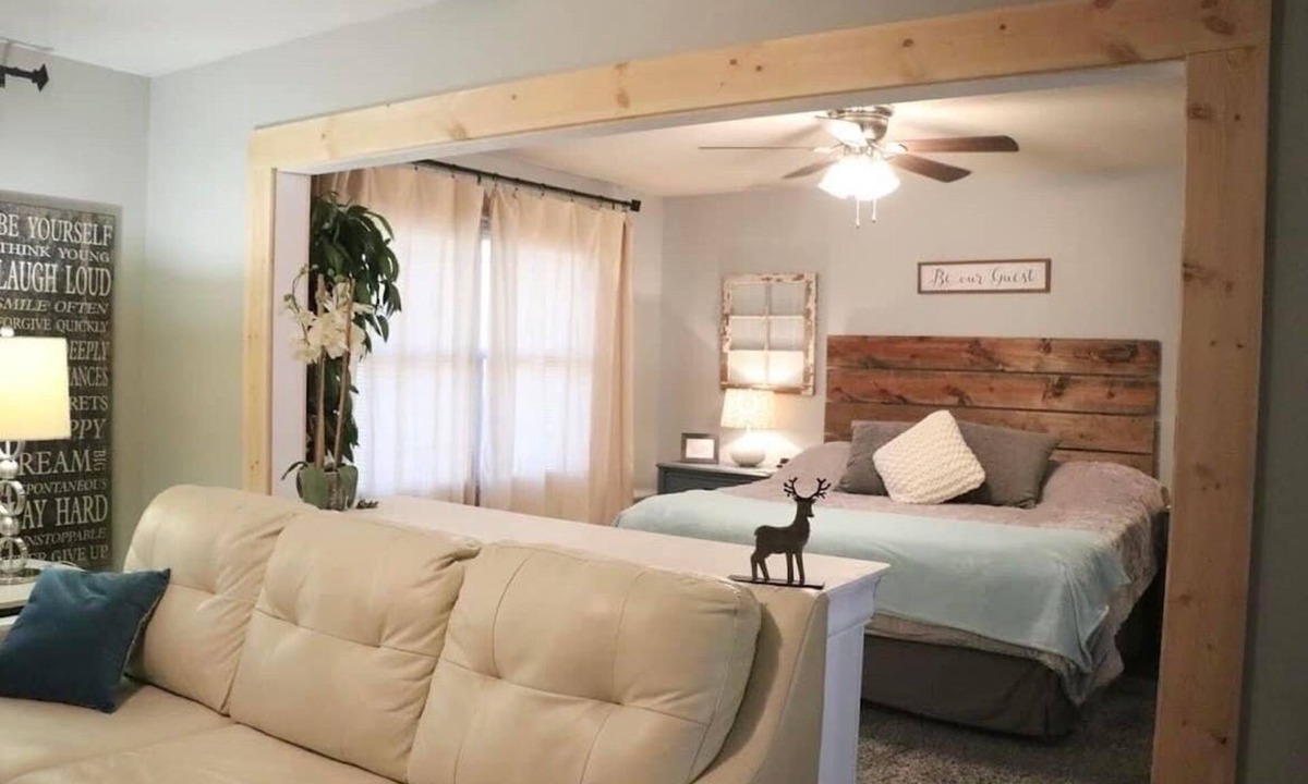 St. Joseph House | Guest suite sleeps 19 with 7 bedrooms just 10 miles from the U of I!