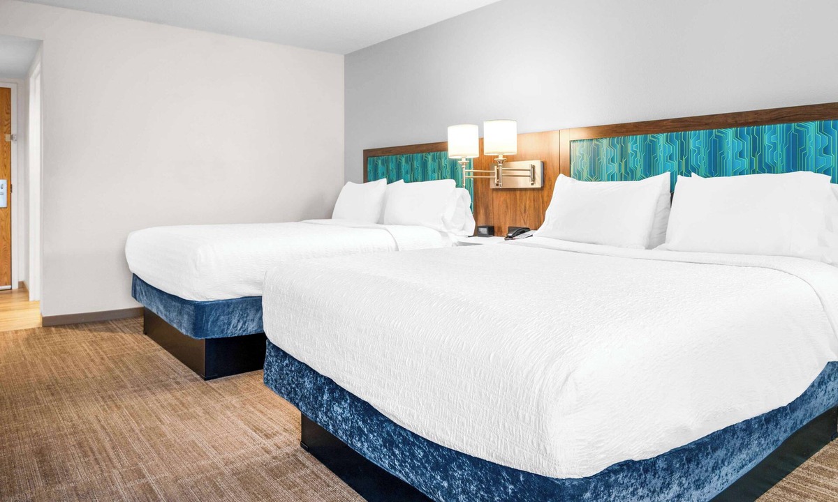 Alpine Center Hotel | Hampton Inn Grand Rapids-North