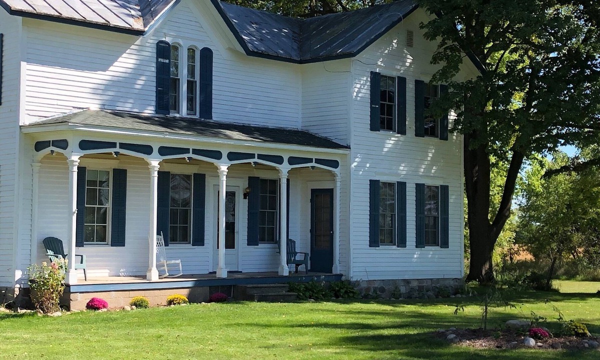 Kendall House | Have a Summer Holiday in Country Farmhouse