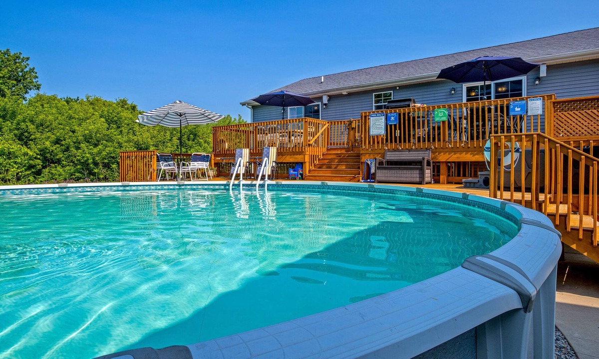 Dorr House | ★ Heated Pool, Hot Tub, Blackstone, Fire Pit, Billiards, Game Room & More!