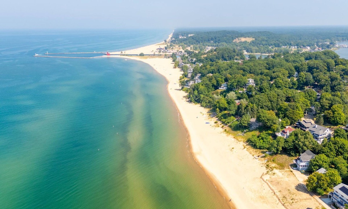 Macatawa House | Hemingway's Beach House, Jacuzzi - perfect kids & families - 15 min to Saugatuck