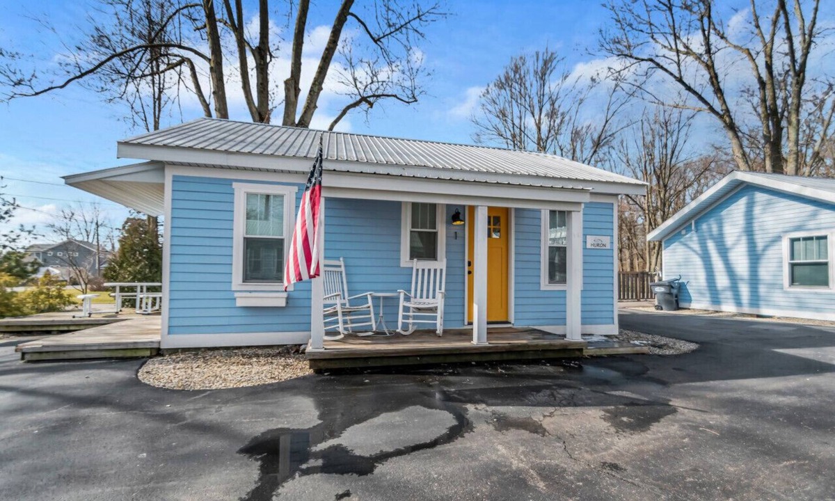 Paw Paw Lake Cottage | Heron's Nest I Paw Paw Lake Cottages I Huron #1