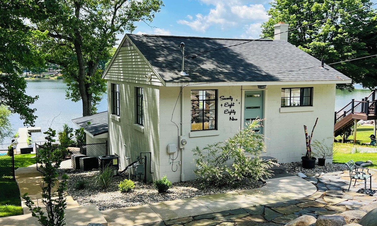 Twin Lake Cottage | Hidden Lake Fall Retreat Private Beach, 6 Kayaks & Fire Pit, Hart Lake