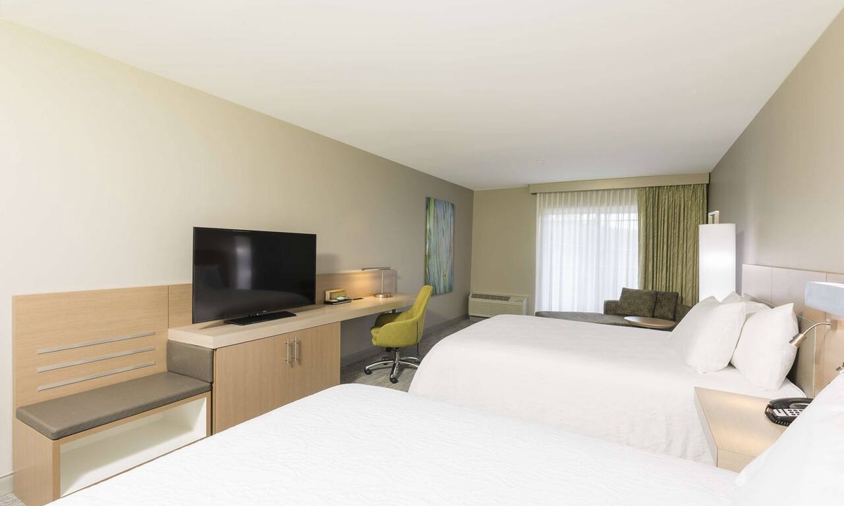 East Beltline Hotel | Hilton Garden Inn Grand Rapids East