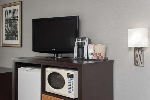 Danville Hotel | Holiday Inn Express & Suites Danville by IHG