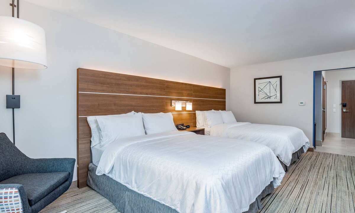 Elkhart Hotel | Holiday Inn Express & Suites Elkhart North by IHG