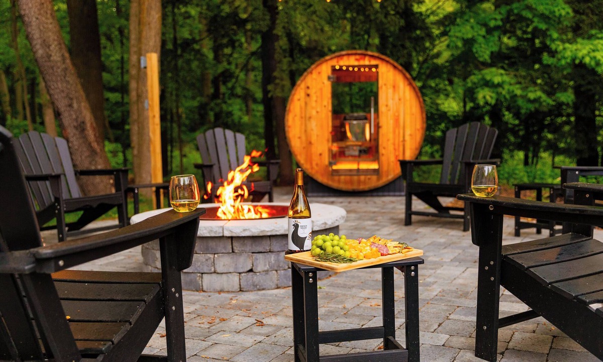 Covert House | Hot Tub | Sauna | Walk to Lake | Fire Pit | 10 min. South Haven | Accessible
